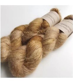WestWooly Silke Mohair er blødt, lækkert og fyldigt garn, og det kan bruges til utallige formål som sweatre, sjaler og ikke mindst strik du ønsker at tilføre ekstra glans og kærlighed. Silke mohair er velegnet som følgetråd men kan også strikkes alene med 1 eller 2 tråde. Materiale: 75 % Superkidmohair, 25 % Morbærsilke Vejledende pinde: 3-4 mm Vejledende strikkefasthed: 32-40 masker pr 10 cm Løbelængde: 420 m pr fed a' 50 g Vaskeanvisning: håndvask, gerne i uldsæbe, kan centrifugeres i maskine – tørres liggende Jeg håndfarver alle fed i små partier, husk derfor at bestille fed nok til dit projekt Vær opmærksom på, at farven på billedet kan afvige en smule fra virkeligheden, da det afhænger af skærmens farvekalibrering. Der kan således  være nuanceforskelle fra skærm til skærm. 