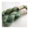 WestWooly Silke Mohair er blødt, lækkert og fyldigt garn, og det kan bruges til utallige formål som sweatre, sjaler og ikke mindst strik du ønsker at tilføre ekstra glans og kærlighed. Silke mohair er velegnet som følgetråd men kan også strikkes alene med 1 eller 2 tråde. Materiale: 75 % Superkidmohair, 25 % Morbærsilke Vejledende pinde: 3-4 mm Vejledende strikkefasthed: 32-40 masker pr 10 cm Løbelængde: 420 m pr fed a' 50 g Vaskeanvisning: håndvask, gerne i uldsæbe, kan centrifugeres i maskine – tørres liggende Jeg håndfarver alle fed i små partier, husk derfor at bestille fed nok til dit projekt Vær opmærksom på, at farven på billedet kan afvige en smule fra virkeligheden, da det afhænger af skærmens farvekalibrering. Der kan således  være nuanceforskelle fra skærm til skærm. 