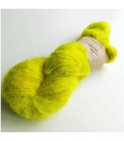 WestWooly Fat Mohair er et tykt mohairgarn i en dejlig tykkelse. Garnet har en sammensætning, der består af 73% kid mohair, 12% merinould og 5% nylon. Dette garn er enormt blødt med en god fylde og kan bruges i mange sammenhænge, som eks de lune sweatre på større pinde. Garnet kan bruges alene eller sammen med en tråd ufarvet merino, merino/Tencel, Merino/silke eller merino single. Jeg håndfarver alle fed i små partier, husk derfor at bestille fed nok til dit projekt Fiberindhold: 73% kid mohair, 12% merino, 5% nylon Anbefalet pind: 7-10 mm Løbelængde: 180 meter / 100 g i hvert fed Vaskeanvisning: håndvask 30 grader, gerne med uldsæbe, slynges vaskepose i maskine, tørres liggende Håndfarvet garn er et spændende og interessant materiale at arbejde med.  Alle fed er farvet i hånden og helt unikke.Derfor vil der opleves forskelle i de enkelte fed. Når du strikker med håndfarvet garn, kan du med fordel strikke med to forskellige nøgler på samme tid. Strik eks. 2-5 omgange med hvert nøgle, hvormed du  