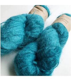 WestWooly Fat Mohair er et tykt mohairgarn i en dejlig tykkelse. Garnet har en sammensætning, der består af 73% kid mohair, 12% merinould og 5% nylon. Dette garn er enormt blødt med en god fylde og kan bruges i mange sammenhænge, som eks de lune sweatre på større pinde. Garnet kan bruges alene eller sammen med en tråd ufarvet merino, merino/Tencel, Merino/silke eller merino single. Jeg håndfarver alle fed i små partier, husk derfor at bestille fed nok til dit projekt Fiberindhold: 73% kid mohair, 12% merino, 5% nylon Anbefalet pind: 7-10 mm Løbelængde: 180 meter / 100 g i hvert fed Vaskeanvisning: håndvask 30 grader, gerne med uldsæbe, slynges vaskepose i maskine, tørres liggende Håndfarvet garn er et spændende og interessant materiale at arbejde med.  Alle fed er farvet i hånden og helt unikke.Derfor vil der opleves forskelle i de enkelte fed. Når du strikker med håndfarvet garn, kan du med fordel strikke med to forskellige nøgler på samme tid. Strik eks. 2-5 omgange med hvert nøgle, hvormed du  