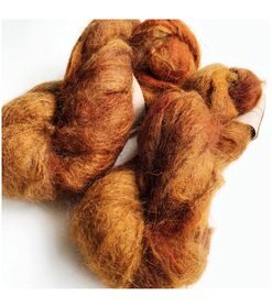 WestWooly Fat Mohair er et tykt mohairgarn i en dejlig tykkelse. Garnet har en sammensætning, der består af 73% kid mohair, 12% merinould og 5% nylon. Dette garn er enormt blødt med en god fylde og kan bruges i mange sammenhænge, som eks de lune sweatre på større pinde. Garnet kan bruges alene eller sammen med en tråd ufarvet merino, merino/Tencel, Merino/silke eller merino single. Jeg håndfarver alle fed i små partier, husk derfor at bestille fed nok til dit projekt Fiberindhold: 73% kid mohair, 12% merino, 5% nylon Anbefalet pind: 7-10 mm Løbelængde: 180 meter / 100 g i hvert fed Vaskeanvisning: håndvask 30 grader, gerne med uldsæbe, slynges vaskepose i maskine, tørres liggende Håndfarvet garn er et spændende og interessant materiale at arbejde med.  Alle fed er farvet i hånden og helt unikke.Derfor vil der opleves forskelle i de enkelte fed. Når du strikker med håndfarvet garn, kan du med fordel strikke med to forskellige nøgler på samme tid. Strik eks. 2-5 omgange med hvert nøgle, hvormed du  