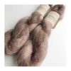 WestWooly Silke Mohair er blødt, lækkert og fyldigt garn, og det kan bruges til utallige formål som sweatre, sjaler og ikke mindst strik du ønsker at tilføre ekstra glans og kærlighed. Silke mohair er velegnet som følgetråd men kan også strikkes alene med 1 eller 2 tråde. Materiale: 75 % Superkidmohair, 25 % Morbærsilke Vejledende pinde: 3-4 mm Vejledende strikkefasthed: 32-40 masker pr 10 cm Løbelængde: 420 m pr fed a' 50 g Vaskeanvisning: håndvask, gerne i uldsæbe, kan centrifugeres i maskine – tørres liggende Jeg håndfarver alle fed i små partier, husk derfor at bestille fed nok til dit projekt Vær opmærksom på, at farven på billedet kan afvige en smule fra virkeligheden, da det afhænger af skærmens farvekalibrering. Der kan således  være nuanceforskelle fra skærm til skærm. 
