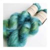 WestWooly Silke Mohair er blødt, lækkert og fyldigt garn, og det kan bruges til utallige formål som sweatre, sjaler og ikke mindst strik du ønsker at tilføre ekstra glans og kærlighed. Silke mohair er velegnet som følgetråd men kan også strikkes alene med 1 eller 2 tråde. Materiale: 75 % Superkidmohair, 25 % Morbærsilke Vejledende pinde: 3-4 mm Vejledende strikkefasthed: 32-40 masker pr 10 cm Løbelængde: 420 m pr fed a' 50 g Vaskeanvisning: håndvask, gerne i uldsæbe, kan centrifugeres i maskine – tørres liggende Jeg håndfarver alle fed i små partier, husk derfor at bestille fed nok til dit projekt Vær opmærksom på, at farven på billedet kan afvige en smule fra virkeligheden, da det afhænger af skærmens farvekalibrering. Der kan således  være nuanceforskelle fra skærm til skærm. 