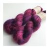 WestWooly Silke Mohair er blødt, lækkert og fyldigt garn, og det kan bruges til utallige formål som sweatre, sjaler og ikke mindst strik du ønsker at tilføre ekstra glans og kærlighed. Silke mohair er velegnet som følgetråd men kan også strikkes alene med 1 eller 2 tråde. Materiale: 72 % Superkidmohair, 28 % Morbærsilke Vejledende pinde: 3-4 mm Vejledende strikkefasthed: 32-40 masker pr 10 cm Løbelængde: 420 m pr fed a' 50 g Vaskeanvisning: håndvask, gerne i uldsæbe, kan centrifugeres i maskine – tørres liggende Jeg håndfarver alle fed i små partier, husk derfor at bestille fed nok til dit projekt Vær opmærksom på, at farven på billedet kan afvige en smule fra virkeligheden, da det afhænger af skærmens farvekalibrering. Der kan således  være nuanceforskelle fra skærm til skærm. 
