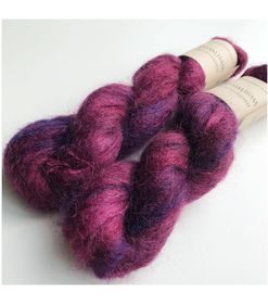 WestWooly Silke Mohair er blødt, lækkert og fyldigt garn, og det kan bruges til utallige formål som sweatre, sjaler og ikke mindst strik du ønsker at tilføre ekstra glans og kærlighed. Silke mohair er velegnet som følgetråd men kan også strikkes alene med 1 eller 2 tråde. Materiale: 72 % Superkidmohair, 28 % Morbærsilke Vejledende pinde: 3-4 mm Vejledende strikkefasthed: 32-40 masker pr 10 cm Løbelængde: 420 m pr fed a' 50 g Vaskeanvisning: håndvask, gerne i uldsæbe, kan centrifugeres i maskine – tørres liggende Jeg håndfarver alle fed i små partier, husk derfor at bestille fed nok til dit projekt Vær opmærksom på, at farven på billedet kan afvige en smule fra virkeligheden, da det afhænger af skærmens farvekalibrering. Der kan således  være nuanceforskelle fra skærm til skærm. 