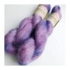 WestWooly Silke Mohair er blødt, lækkert og fyldigt garn, og det kan bruges til utallige formål som sweatre, sjaler og ikke mindst strik du ønsker at tilføre ekstra glans og kærlighed. Silke mohair er velegnet som følgetråd men kan også strikkes alene med 1 eller 2 tråde. Materiale: 75 % Superkidmohair, 25 % Morbærsilke Vejledende pinde: 3-4 mm Vejledende strikkefasthed: 32-40 masker pr 10 cm Løbelængde: 420 m pr fed a' 50 g Vaskeanvisning: håndvask, gerne i uldsæbe, kan centrifugeres i maskine – tørres liggende Jeg håndfarver alle fed i små partier, husk derfor at bestille fed nok til dit projekt Vær opmærksom på, at farven på billedet kan afvige en smule fra virkeligheden, da det afhænger af skærmens farvekalibrering. Der kan således  være nuanceforskelle fra skærm til skærm. 