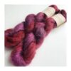 WestWooly Silke Mohair er blødt, lækkert og fyldigt garn, og det kan bruges til utallige formål som sweatre, sjaler og ikke mindst strik du ønsker at tilføre ekstra glans og kærlighed. Silke mohair er velegnet som følgetråd men kan også strikkes alene med 1 eller 2 tråde. Materiale: 72 % Superkidmohair, 28 % Morbærsilke Vejledende pinde: 3-4 mm Vejledende strikkefasthed: 32-40 masker pr 10 cm Løbelængde: 420 m pr fed a' 50 g Vaskeanvisning: håndvask, gerne i uldsæbe, kan centrifugeres i maskine – tørres liggende Jeg håndfarver alle fed i små partier, husk derfor at bestille fed nok til dit projekt Vær opmærksom på, at farven på billedet kan afvige en smule fra virkeligheden, da det afhænger af skærmens farvekalibrering. Der kan således  være nuanceforskelle fra skærm til skærm. 