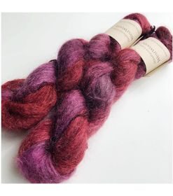 WestWooly Silke Mohair er blødt, lækkert og fyldigt garn, og det kan bruges til utallige formål som sweatre, sjaler og ikke mindst strik du ønsker at tilføre ekstra glans og kærlighed. Silke mohair er velegnet som følgetråd men kan også strikkes alene med 1 eller 2 tråde. Materiale: 72 % Superkidmohair, 28 % Morbærsilke Vejledende pinde: 3-4 mm Vejledende strikkefasthed: 32-40 masker pr 10 cm Løbelængde: 420 m pr fed a' 50 g Vaskeanvisning: håndvask, gerne i uldsæbe, kan centrifugeres i maskine – tørres liggende Jeg håndfarver alle fed i små partier, husk derfor at bestille fed nok til dit projekt Vær opmærksom på, at farven på billedet kan afvige en smule fra virkeligheden, da det afhænger af skærmens farvekalibrering. Der kan således  være nuanceforskelle fra skærm til skærm. 