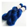 WestWooly Silke Mohair er blødt, lækkert og fyldigt garn, og det kan bruges til utallige formål som sweatre, sjaler og ikke mindst strik du ønsker at tilføre ekstra glans og kærlighed. Silke mohair er velegnet som følgetråd men kan også strikkes alene med 1 eller 2 tråde. Materiale: 72 % Superkidmohair, 28 % Morbærsilke Vejledende pinde: 3-4 mm Vejledende strikkefasthed: 32-40 masker pr 10 cm Løbelængde: 420 m pr fed a' 50 g Vaskeanvisning: håndvask, gerne i uldsæbe, kan centrifugeres i maskine – tørres liggende Jeg håndfarver alle fed i små partier, husk derfor at bestille fed nok til dit projekt Vær opmærksom på, at farven på billedet kan afvige en smule fra virkeligheden, da det afhænger af skærmens farvekalibrering. Der kan således  være nuanceforskelle fra skærm til skærm. 