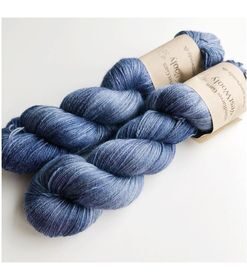 WestWooly Merino/silke er et garn med en silkens glans og kølende egenskab samt merino uldens blødhed. Garnet kan og kan anvendes til utallige former for strik eks. sweatre, babystrik, sjaler m.fl Garnet er ligeledes meget anvendeligt til børn og uldsarte. Alle garnbaser er selvfølgelig mulesingfrit. Materiale: 75 % merino SW , 2-trådet, 20,5 mic, morbærsilke 25 % Vejledende pinde: 3,5-4,5 mm Vejledende strikkefasthed: 22-30 masker pr 10 cm Løbelængde: 400 m pr fed a' 100 g Vaskeanvisning: håndvask, gerne i uldsæbe, kan centrifugeres i maskine – tørres liggende Jeg håndfarver alle fed i små partier, husk derfor at bestille fed nok til dit projekt Vær opmærksom på, at farven på billedet kan afvige en smule fra virkeligheden, da det afhænger af skærmens farvekalibrering. Der kan således også være nuanceforskelle fra skærm til skærm. Håndfarvet garn er et spændende og interessant materiale at arbejde med.  Alle fed er farvet i hånden og helt unikke.Derfor vil der kunne opleves forskelle i de enkelte fed. Når du strikker med håndfarvet garn, kan du med fordel strikke med to forskellige nøgler på samme tid. Strik eks. 2-5 omgange med hvert nøgle, hvormed du  