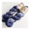 WestWooly Merino/silke er et garn med silkens glans og kølende egenskab samt merinouldens blødhed. Garnet kan og kan anvendes til utallige former for strik eks. sweatre, babystrik, sjaler m.fl Garnet er ligeledes meget anvendeligt til børn og uldsarte. Alle garnbaser er selvfølgelig mulesingfrit. Materiale: 75 % merino SW , 2-trådet, 20,5 mic, morbærsilke 25 % Vejledende pinde: 3,5-4,5 mm Vejledende strikkefasthed: 22-30 masker pr 10 cm Løbelængde: 400 m pr fed a' 100 g Vaskeanvisning: håndvask, gerne i uldsæbe, kan centrifugeres i maskine – tørres liggende Jeg håndfarver alle fed i små partier, husk derfor at bestille fed nok til dit projekt Vær opmærksom på, at farven på billedet kan afvige en smule fra virkeligheden, da det afhænger af skærmens farvekalibrering. Der kan således også være nuanceforskelle fra skærm til skærm. Håndfarvet garn er et spændende og interessant materiale at arbejde med.  Alle fed er farvet i hånden og helt unikke.Derfor vil der kunne opleves forskelle i de enkelte fed. Når du strikker med håndfarvet garn, kan du med fordel strikke med to forskellige nøgler på samme tid. Strik eks. 2-5 omgange med hvert nøgle, hvormed du  