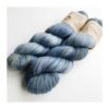 WestWooly Merino/silke er et garn med silkens glans og kølende egenskab samt merinouldens blødhed. Garnet kan og kan anvendes til utallige former for strik eks. sweatre, babystrik, sjaler m.fl Garnet er ligeledes meget anvendeligt til børn og uldsarte. Alle garnbaser er selvfølgelig mulesingfrit. Materiale: 75 % merino SW , 2-trådet, 20,5 mic, morbærsilke 25 % Vejledende pinde: 3,5-4,5 mm Vejledende strikkefasthed: 22-30 masker pr 10 cm Løbelængde: 400 m pr fed a' 100 g Vaskeanvisning: håndvask, gerne i uldsæbe, kan centrifugeres i maskine – tørres liggende Jeg håndfarver alle fed i små partier, husk derfor at bestille fed nok til dit projekt Vær opmærksom på, at farven på billedet kan afvige en smule fra virkeligheden, da det afhænger af skærmens farvekalibrering. Der kan således også være nuanceforskelle fra skærm til skærm. Håndfarvet garn er et spændende og interessant materiale at arbejde med.  Alle fed er farvet i hånden og helt unikke.Derfor vil der kunne opleves forskelle i de enkelte fed. Når du strikker med håndfarvet garn, kan du med fordel strikke med to forskellige nøgler på samme tid. Strik eks. 2-5 omgange med hvert nøgle, hvormed du  