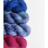 WestWooly Merino/ Hør 360 SW, er et blødt, lækkert og robust garn, og det kan bruges til mange formål som sweatre, sjaler og ikke mindst strik til børn. Dertil er dette hørgarn meget velegnet til dig, der let får det alt for varm i andre former for strik, da hør er temperaturregulerende og kølende. Garnet er hårdt spundet af lange og bløde fibre og er er dertil velegnet til sensitive og uldsarte. Materiale: 90 % merino (19, 5 mic), 10 % hør Vejledende pinde: 2,5-4 mm Vejledende strikkefasthed: 28-36 masker på 10 cm Løbelængde: 360 m pr fed a' 100 g Vaskeanvisning: håndvask, gerne i uldsæbe, kan centrifugeres i maskine – tørres liggende Vær opmærksom på, at farven på billedet kan afvige en smule fra virkeligheden, da det afhænger af skærmens farvekalibrering. Der kan således også være nuanceforskelle fra skærm til skærm. Håndfarvet garn er et spændende og interessant materiale at arbejde med.  Alle fed er farvet i hånden og helt unikke.Derfor vil der opleves forskelle i de enkelte fed. Når du strikker med håndfarvet garn, kan du med fordel strikke med to forskellige nøgler på samme tid. Strik eks. 2-5 omgange med hvert nøgle, hvormed du  