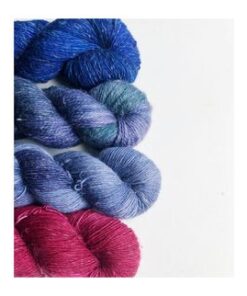 WestWooly Merino/ Hør 360 SW, er et blødt, lækkert og robust garn, og det kan bruges til mange formål som sweatre, sjaler og ikke mindst strik til børn. Dertil er dette hørgarn meget velegnet til dig, der let får det alt for varm i andre former for strik, da hør er temperaturregulerende og kølende. Garnet er hårdt spundet af lange og bløde fibre og er er dertil velegnet til sensitive og uldsarte. Materiale: 90 % merino (19, 5 mic), 10 % hør Vejledende pinde: 2,5-4 mm Vejledende strikkefasthed: 28-36 masker på 10 cm Løbelængde: 360 m pr fed a' 100 g Vaskeanvisning: håndvask, gerne i uldsæbe, kan centrifugeres i maskine – tørres liggende Vær opmærksom på, at farven på billedet kan afvige en smule fra virkeligheden, da det afhænger af skærmens farvekalibrering. Der kan således også være nuanceforskelle fra skærm til skærm. Håndfarvet garn er et spændende og interessant materiale at arbejde med.  Alle fed er farvet i hånden og helt unikke.Derfor vil der opleves forskelle i de enkelte fed. Når du strikker med håndfarvet garn, kan du med fordel strikke med to forskellige nøgler på samme tid. Strik eks. 2-5 omgange med hvert nøgle, hvormed du  