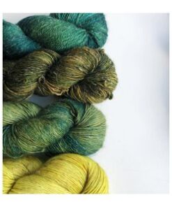 WestWooly Merino/ Hør 360 SW, er et blødt, lækkert og robust garn, og det kan bruges til mange formål som sweatre, sjaler og ikke mindst strik til børn. Dertil er dette hørgarn meget velegnet til dig, der let får det alt for varm i andre former for strik, da hør er temperaturregulerende og kølende. Garnet er hårdt spundet af lange og bløde fibre og er er dertil velegnet til sensitive og uldsarte. Materiale: 90 % merino (19, 5 mic), 10 % hør Vejledende pinde: 2,5-4 mm Vejledende strikkefasthed: 28-36 masker på 10 cm Løbelængde: 360 m pr fed a' 100 g Vaskeanvisning: håndvask, gerne i uldsæbe, kan centrifugeres i maskine – tørres liggende Vær opmærksom på, at farven på billedet kan afvige en smule fra virkeligheden, da det afhænger af skærmens farvekalibrering. Der kan således også være nuanceforskelle fra skærm til skærm. Håndfarvet garn er et spændende og interessant materiale at arbejde med.  Alle fed er farvet i hånden og helt unikke.Derfor vil der opleves forskelle i de enkelte fed. Når du strikker med håndfarvet garn, kan du med fordel strikke med to forskellige nøgler på samme tid. Strik eks. 2-5 omgange med hvert nøgle, hvormed du  