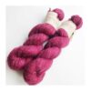 WestWooly Merino/ Hør 360 SW, er et blødt, lækkert og robust garn, og det kan bruges til mange formål som sweatre, sjaler og ikke mindst strik til børn. Dertil er dette hørgarn meget velegnet til dig, der let får det alt for varm i andre former for strik, da hør er temperaturregulerende og kølende. Garnet er hårdt spundet af lange og bløde fibre og er er dertil velegnet til sensitive og uldsarte. Materiale: 90 % merino (19, 5 mic), 10 % hør Vejledende pinde: 2,5-4 mm Vejledende strikkefasthed: 28-36 masker på 10 cm Løbelængde: 360 m pr fed a' 100 g Vaskeanvisning: håndvask, gerne i uldsæbe, kan centrifugeres i maskine – tørres liggende Vær opmærksom på, at farven på billedet kan afvige en smule fra virkeligheden, da det afhænger af skærmens farvekalibrering. Der kan således også være nuanceforskelle fra skærm til skærm. Håndfarvet garn er et spændende og interessant materiale at arbejde med.  Alle fed er farvet i hånden og helt unikke.Derfor vil der opleves forskelle i de enkelte fed. Når du strikker med håndfarvet garn, kan du med fordel strikke med to forskellige nøgler på samme tid. Strik eks. 2-5 omgange med hvert nøgle, hvormed du  