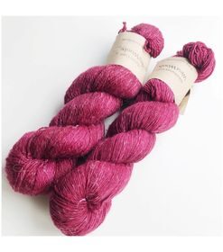 WestWooly Merino/ Hør 360 SW, er et blødt, lækkert og robust garn, og det kan bruges til mange formål som sweatre, sjaler og ikke mindst strik til børn. Dertil er dette hørgarn meget velegnet til dig, der let får det alt for varm i andre former for strik, da hør er temperaturregulerende og kølende. Garnet er hårdt spundet af lange og bløde fibre og er er dertil velegnet til sensitive og uldsarte. Materiale: 90 % merino (19, 5 mic), 10 % hør Vejledende pinde: 2,5-4 mm Vejledende strikkefasthed: 28-36 masker på 10 cm Løbelængde: 360 m pr fed a' 100 g Vaskeanvisning: håndvask, gerne i uldsæbe, kan centrifugeres i maskine – tørres liggende Vær opmærksom på, at farven på billedet kan afvige en smule fra virkeligheden, da det afhænger af skærmens farvekalibrering. Der kan således også være nuanceforskelle fra skærm til skærm. Håndfarvet garn er et spændende og interessant materiale at arbejde med.  Alle fed er farvet i hånden og helt unikke.Derfor vil der opleves forskelle i de enkelte fed. Når du strikker med håndfarvet garn, kan du med fordel strikke med to forskellige nøgler på samme tid. Strik eks. 2-5 omgange med hvert nøgle, hvormed du  
