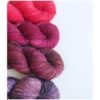 WestWooly Merino/ Hør 360 SW, er et blødt, lækkert og robust garn, og det kan bruges til mange formål som sweatre, sjaler og ikke mindst strik til børn. Dertil er dette hørgarn meget velegnet til dig, der let får det alt for varm i andre former for strik, da hør er temperaturregulerende og kølende. Garnet er hårdt spundet af lange og bløde fibre og er er dertil velegnet til sensitive og uldsarte. Materiale: 90 % merino (19, 5 mic), 10 % hør Vejledende pinde: 2,5-4 mm Vejledende strikkefasthed: 28-36 masker på 10 cm Løbelængde: 360 m pr fed a' 100 g Vaskeanvisning: håndvask, gerne i uldsæbe, kan centrifugeres i maskine – tørres liggende Vær opmærksom på, at farven på billedet kan afvige en smule fra virkeligheden, da det afhænger af skærmens farvekalibrering. Der kan således også være nuanceforskelle fra skærm til skærm. Håndfarvet garn er et spændende og interessant materiale at arbejde med.  Alle fed er farvet i hånden og helt unikke.Derfor vil der opleves forskelle i de enkelte fed. Når du strikker med håndfarvet garn, kan du med fordel strikke med to forskellige nøgler på samme tid. Strik eks. 2-5 omgange med hvert nøgle, hvormed du  