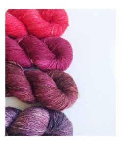 WestWooly Merino/ Hør 360 SW, er et blødt, lækkert og robust garn, og det kan bruges til mange formål som sweatre, sjaler og ikke mindst strik til børn. Dertil er dette hørgarn meget velegnet til dig, der let får det alt for varm i andre former for strik, da hør er temperaturregulerende og kølende. Garnet er hårdt spundet af lange og bløde fibre og er er dertil velegnet til sensitive og uldsarte. Materiale: 90 % merino (19, 5 mic), 10 % hør Vejledende pinde: 2,5-4 mm Vejledende strikkefasthed: 28-36 masker på 10 cm Løbelængde: 360 m pr fed a' 100 g Vaskeanvisning: håndvask, gerne i uldsæbe, kan centrifugeres i maskine – tørres liggende Vær opmærksom på, at farven på billedet kan afvige en smule fra virkeligheden, da det afhænger af skærmens farvekalibrering. Der kan således også være nuanceforskelle fra skærm til skærm. Håndfarvet garn er et spændende og interessant materiale at arbejde med.  Alle fed er farvet i hånden og helt unikke.Derfor vil der opleves forskelle i de enkelte fed. Når du strikker med håndfarvet garn, kan du med fordel strikke med to forskellige nøgler på samme tid. Strik eks. 2-5 omgange med hvert nøgle, hvormed du  
