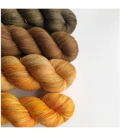 WestWooly Bluefaced Leicester SW  er et blødt, lækkert og robust garn, og det kan bruges til utallige formål som sweatre, sjaler og ikke mindst strik til børn. Bluefaced Leicester er en britisk fårerace og garnet er i folkemunde kaldet Britisk Kasmir Materiale: Bluefaced Leicester 100 % Vejledende pinde: 3,5-4,5 mm Vejledende strikkefasthed: 22-30 masker pr 10 cm Løbelængde: 400 m pr fed a' 50 g Vaskeanvisning: håndvask, gerne i i uldsæbe, centrifugeres i maskine, tørres liggende Jeg håndfarver alle fed i små partier, husk derfor at bestille fed nok til dit projekt Håndfarvet garn er et spændende og interessant materiale at arbejde med.  Alle fed er farvet i hånden og helt unikke.Derfor vil der opleves forskelle i de enkelte fed. Når du strikker med håndfarvet garn, kan du med fordel strikke med to forskellige nøgler på samme tid. Strik eks. 2-5 omgange med hvert nøgle, hvormed du  