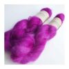 WestWooly Silke Mohair er blødt, lækkert og fyldigt garn, og det kan bruges til utallige formål som sweatre, sjaler og ikke mindst strik du ønsker at tilføre ekstra glans og kærlighed. Silke mohair er velegnet som følgetråd men kan også strikkes alene med 1 eller 2 tråde. Materiale: 75 % Superkidmohair, 25 % Morbærsilke Vejledende pinde: 3-4 mm Vejledende strikkefasthed: 32-40 masker pr 10 cm Løbelængde: 420 m pr fed a' 50 g Vaskeanvisning: håndvask, gerne i uldsæbe, kan centrifugeres i maskine – tørres liggende Jeg håndfarver alle fed i små partier, husk derfor at bestille fed nok til dit projekt Vær opmærksom på, at farven på billedet kan afvige en smule fra virkeligheden, da det afhænger af skærmens farvekalibrering. Der kan således  være nuanceforskelle fra skærm til skærm. 