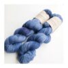 WestWooly Merino/ Hør 360 SW, er et blødt, lækkert og robust garn, og det kan bruges til mange formål som sweatre, sjaler og ikke mindst strik til børn. Dertil er dette hørgarn meget velegnet til dig, der let får det alt for varm i andre former for strik, da hør er temperaturregulerende og kølende. Garnet er hårdt spundet af lange og bløde fibre og er er dertil velegnet til sensitive og uldsarte. Materiale: 90 % merino (19, 5 mic), 10 % hør Vejledende pinde: 2,5-4 mm Vejledende strikkefasthed: 28-36 masker på 10 cm Løbelængde: 360 m pr fed a' 100 g Vaskeanvisning: håndvask, gerne i uldsæbe, kan centrifugeres i maskine – tørres liggende Vær opmærksom på, at farven på billedet kan afvige en smule fra virkeligheden, da det afhænger af skærmens farvekalibrering. Der kan således også være nuanceforskelle fra skærm til skærm. Håndfarvet garn er et spændende og interessant materiale at arbejde med.  Alle fed er farvet i hånden og helt unikke.Derfor vil der opleves forskelle i de enkelte fed. Når du strikker med håndfarvet garn, kan du med fordel strikke med to forskellige nøgler på samme tid. Strik eks. 2-5 omgange med hvert nøgle, hvormed du  