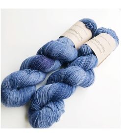 WestWooly Merino/ Hør 360 SW, er et blødt, lækkert og robust garn, og det kan bruges til mange formål som sweatre, sjaler og ikke mindst strik til børn. Dertil er dette hørgarn meget velegnet til dig, der let får det alt for varm i andre former for strik, da hør er temperaturregulerende og kølende. Garnet er hårdt spundet af lange og bløde fibre og er er dertil velegnet til sensitive og uldsarte. Materiale: 90 % merino (19, 5 mic), 10 % hør Vejledende pinde: 2,5-4 mm Vejledende strikkefasthed: 28-36 masker på 10 cm Løbelængde: 360 m pr fed a' 100 g Vaskeanvisning: håndvask, gerne i uldsæbe, kan centrifugeres i maskine – tørres liggende Vær opmærksom på, at farven på billedet kan afvige en smule fra virkeligheden, da det afhænger af skærmens farvekalibrering. Der kan således også være nuanceforskelle fra skærm til skærm. Håndfarvet garn er et spændende og interessant materiale at arbejde med.  Alle fed er farvet i hånden og helt unikke.Derfor vil der opleves forskelle i de enkelte fed. Når du strikker med håndfarvet garn, kan du med fordel strikke med to forskellige nøgler på samme tid. Strik eks. 2-5 omgange med hvert nøgle, hvormed du  
