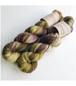 Merino Singles er et blødt og lækkert garn, spundet i en enkelt tråd 100% merinould. Garnets har en struktur, der gør hvert enkelt fed unikt og farverne fordeler sig meget smukt. Garnet er superwash-behandlet og kan derfor bruges til stort set al slags strik; strømper, sjaler, cardigans, babystrik etc. Garnet er håndfarvet i små partier, hvorfor ikke to fed er ens. Husk at købe garn nok til dit projekt, så du er sikker på at få fed fra samme indfarvning. Merino Singles kan med fordel strikkes sammen med en følgetråd Silk Mohair. Strikkes garnet på rundpind, uden mønster, vil det kunne opleves at arbejdet drejer Garnet kommer i fed a’ 100 gram Fiberindhold: 100% superwash merino Anbefalet pind: 3-4 mm Strikkefasthed: 28 m-36 m / 10 cm pind 3 Løbelængde: ca. 365 meter / 100 g Vaskeanvisning: håndvask 30 grader (gerne uldsæbe) slynges i maskine, tørres liggende Vær opmærksom på, at farven på billedet kan afvige en smule fra virkeligheden, da det afhænger af skærmens farvekalibrering. Der vil derfor kunne ses nuanceforskelle fra skærm til skærm.