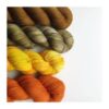 Strikkekit med 3 fed Bluefaced Leicester 100g/400 m samt 1 fed Falkland Merino 100g/400 m WestWooly Bluefaced Leicester SW  er et blødt, lækkert og robust garn, og det kan bruges til utallige formål som sweatre, sjaler og ikke mindst strik til børn. Bluefaced Leicester er en britisk fårerace og garnet er i folkemunde kaldet Britisk Kasmir Materiale: Bluefaced Leicester 100 % Vejledende pinde: 3,5-4,5 mm Vejledende strikkefasthed: 22-30 masker pr 10 cm Løbelængde: 400 m pr fed a' 100 g Vaskeanvisning: håndvask, gerne i i uldsæbe, centrifugeres i maskine, tørres liggende Jeg håndfarver alle fed i små partier, husk derfor at bestille fed nok til dit projekt Håndfarvet garn er et spændende og interessant materiale at arbejde med.  Alle fed er farvet i hånden og helt unikke.Derfor vil der opleves forskelle i de enkelte fed. Når du strikker med håndfarvet garn, kan du med fordel strikke med to forskellige nøgler på samme tid. Strik eks. 2-5 omgange med hvert nøgle, hvormed du  