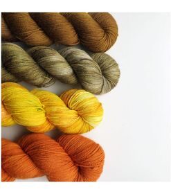 Strikkekit med 3 fed Bluefaced Leicester 100g/400 m samt 1 fed Falkland Merino 100g/400 m WestWooly Bluefaced Leicester SW  er et blødt, lækkert og robust garn, og det kan bruges til utallige formål som sweatre, sjaler og ikke mindst strik til børn. Bluefaced Leicester er en britisk fårerace og garnet er i folkemunde kaldet Britisk Kasmir Materiale: Bluefaced Leicester 100 % Vejledende pinde: 3,5-4,5 mm Vejledende strikkefasthed: 22-30 masker pr 10 cm Løbelængde: 400 m pr fed a' 100 g Vaskeanvisning: håndvask, gerne i i uldsæbe, centrifugeres i maskine, tørres liggende Jeg håndfarver alle fed i små partier, husk derfor at bestille fed nok til dit projekt Håndfarvet garn er et spændende og interessant materiale at arbejde med.  Alle fed er farvet i hånden og helt unikke.Derfor vil der opleves forskelle i de enkelte fed. Når du strikker med håndfarvet garn, kan du med fordel strikke med to forskellige nøgler på samme tid. Strik eks. 2-5 omgange med hvert nøgle, hvormed du  