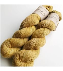 WestWooly Merino/ Hør 360 SW, er et blødt, lækkert og robust garn, og det kan bruges til mange formål som sweatre, sjaler og ikke mindst strik til børn. Dertil er dette hørgarn meget velegnet til dig, der let får det alt for varm i andre former for strik, da hør er temperaturregulerende og kølende. Garnet er hårdt spundet af lange og bløde fibre og er er dertil velegnet til sensitive og uldsarte. Materiale: 90 % merino (19, 5 mic), 10 % hør Vejledende pinde: 2,5-4 mm Vejledende strikkefasthed: 28-36 masker på 10 cm Løbelængde: 360 m pr fed a' 100 g Vaskeanvisning: håndvask, gerne i uldsæbe, kan centrifugeres i maskine – tørres liggende Vær opmærksom på, at farven på billedet kan afvige en smule fra virkeligheden, da det afhænger af skærmens farvekalibrering. Der kan således også være nuanceforskelle fra skærm til skærm. Håndfarvet garn er et spændende og interessant materiale at arbejde med.  Alle fed er farvet i hånden og helt unikke.Derfor vil der opleves forskelle i de enkelte fed. Når du strikker med håndfarvet garn, kan du med fordel strikke med to forskellige nøgler på samme tid. Strik eks. 2-5 omgange med hvert nøgle, hvormed du  