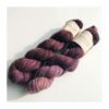 Merino Singles er et blødt og lækkert garn, spundet i en enkelt tråd 100% merinould. Garnets har en struktur, der gør hvert enkelt fed unikt og farverne fordeler sig meget smukt. Garnet er superwash-behandlet og kan derfor bruges til stort set al slags strik; strømper, sjaler, cardigans, babystrik etc. Garnet er håndfarvet i små partier, hvorfor ikke to fed er ens. Husk at købe garn nok til dit projekt, så du er sikker på at få fed fra samme indfarvning. Merino Singles kan med fordel strikkes sammen med en følgetråd Silk Mohair. Strikkes garnet på rundpind, uden mønster, vil det kunne opleves at arbejdet drejer Garnet kommer i fed a’ 100 gram Fiberindhold: 100% superwash merino Anbefalet pind: 3-4 mm Strikkefasthed: 28 m-36 m / 10 cm pind 3 Løbelængde: ca. 365 meter / 100 g Vaskeanvisning: håndvask 30 grader (gerne uldsæbe) slynges i maskine, tørres liggende Vær opmærksom på, at farven på billedet kan afvige en smule fra virkeligheden, da det afhænger af skærmens farvekalibrering. Der vil derfor kunne ses nuanceforskelle fra skærm til skærm.