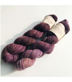 Merino Singles er et blødt og lækkert garn, spundet i en enkelt tråd 100% merinould. Garnets har en struktur, der gør hvert enkelt fed unikt og farverne fordeler sig meget smukt. Garnet er superwash-behandlet og kan derfor bruges til stort set al slags strik; strømper, sjaler, cardigans, babystrik etc. Garnet er håndfarvet i små partier, hvorfor ikke to fed er ens. Husk at købe garn nok til dit projekt, så du er sikker på at få fed fra samme indfarvning. Merino Singles kan med fordel strikkes sammen med en følgetråd Silk Mohair. Strikkes garnet på rundpind, uden mønster, vil det kunne opleves at arbejdet drejer Garnet kommer i fed a’ 100 gram Fiberindhold: 100% superwash merino Anbefalet pind: 3-4 mm Strikkefasthed: 28 m-36 m / 10 cm pind 3 Løbelængde: ca. 365 meter / 100 g Vaskeanvisning: håndvask 30 grader (gerne uldsæbe) slynges i maskine, tørres liggende Vær opmærksom på, at farven på billedet kan afvige en smule fra virkeligheden, da det afhænger af skærmens farvekalibrering. Der vil derfor kunne ses nuanceforskelle fra skærm til skærm.