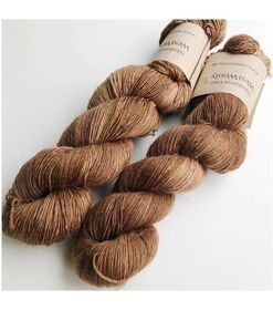WestWooly Merino/ Hør 360 SW, er et blødt, lækkert og robust garn, og det kan bruges til mange formål som sweatre, sjaler og ikke mindst strik til børn. Dertil er dette hørgarn meget velegnet til dig, der let får det alt for varm i andre former for strik, da hør er temperaturregulerende og kølende. Garnet er hårdt spundet af lange og bløde fibre og er er dertil velegnet til sensitive og uldsarte. Materiale: 90 % merino (19, 5 mic), 10 % hør Vejledende pinde: 2,5-4 mm Vejledende strikkefasthed: 28-36 masker på 10 cm Løbelængde: 360 m pr fed a' 100 g Vaskeanvisning: håndvask, gerne i uldsæbe, kan centrifugeres i maskine – tørres liggende Vær opmærksom på, at farven på billedet kan afvige en smule fra virkeligheden, da det afhænger af skærmens farvekalibrering. Der kan således også være nuanceforskelle fra skærm til skærm. Håndfarvet garn er et spændende og interessant materiale at arbejde med.  Alle fed er farvet i hånden og helt unikke.Derfor vil der opleves forskelle i de enkelte fed. Når du strikker med håndfarvet garn, kan du med fordel strikke med to forskellige nøgler på samme tid. Strik eks. 2-5 omgange med hvert nøgle, hvormed du  