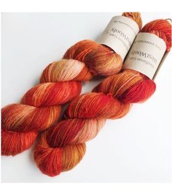 Merino Singles er et blødt og lækkert garn, spundet i en enkelt tråd 100% merinould. Garnets har en struktur, der gør hvert enkelt fed unikt og farverne fordeler sig meget smukt. Garnet er superwash-behandlet og kan derfor bruges til stort set al slags strik; strømper, sjaler, cardigans, babystrik etc. Garnet er håndfarvet i små partier, hvorfor ikke to fed er ens. Husk at købe garn nok til dit projekt, så du er sikker på at få fed fra samme indfarvning. Merino Singles kan med fordel strikkes sammen med en følgetråd Silk Mohair. Strikkes garnet på rundpind, uden mønster, vil det kunne opleves at arbejdet drejer Garnet kommer i fed a’ 100 gram Fiberindhold: 100% superwash merino Anbefalet pind: 3-4 mm Strikkefasthed: 28 m-36 m / 10 cm pind 3 Løbelængde: ca. 365 meter / 100 g Vaskeanvisning: håndvask 30 grader (gerne uldsæbe) slynges i maskine, tørres liggende Vær opmærksom på, at farven på billedet kan afvige en smule fra virkeligheden, da det afhænger af skærmens farvekalibrering. Der vil derfor kunne ses nuanceforskelle fra skærm til skærm.
