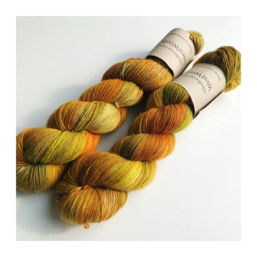Merino Singles er et blødt og lækkert garn, spundet i en enkelt tråd 100% merinould. Garnets har en struktur, der gør hvert enkelt fed unikt og farverne fordeler sig meget smukt. Garnet er superwash-behandlet og kan derfor bruges til stort set al slags strik; strømper, sjaler, cardigans, babystrik etc. Garnet er håndfarvet i små partier, hvorfor ikke to fed er ens. Husk at købe garn nok til dit projekt, så du er sikker på at få fed fra samme indfarvning. Merino Singles kan med fordel strikkes sammen med en følgetråd Silk Mohair. Strikkes garnet på rundpind, uden mønster, vil det kunne opleves at arbejdet drejer Garnet kommer i fed a’ 100 gram Fiberindhold: 100% superwash merino Anbefalet pind: 3-4 mm Strikkefasthed: 28 m-36 m / 10 cm pind 3 Løbelængde: ca. 365 meter / 100 g Vaskeanvisning: håndvask 30 grader (gerne uldsæbe) slynges i maskine, tørres liggende Vær opmærksom på, at farven på billedet kan afvige en smule fra virkeligheden, da det afhænger af skærmens farvekalibrering. Der vil derfor kunne ses nuanceforskelle fra skærm til skærm.