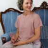 Denne smukke bluse af Sonja Rømer (@sonjarømer) er en smuk og enkel model. Den er strikket i Isager Trio og Silk Mohair men der kan benyttes mange andre tyeper, der passer i løbelængde og måske garn du har på lager? Størrelse: S (M) L (XL) Materialer: 100 (100) 100 (150) g Isager Trio 1 fv powder                        75 (75) 75 (100) g Isager Silk Mohair fv 62 De to tråde strikkes sammen. Maskewire 9 maskemarkører Vejledende pinde: rundpind 4,5 samt hæklenål 3 Mål: ½ brystvidde: 49 (55) 61 (66) Hel længde: 53 (55) 57 (59) Strikkefasthed: 10 cm = 17 masker, 10 cm = 23 pinde
