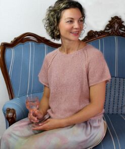 Denne smukke bluse af Sonja Rømer (@sonjarømer) er en smuk og enkel model. Den er strikket i Isager Trio og Silk Mohair men der kan benyttes mange andre tyeper, der passer i løbelængde og måske garn du har på lager? Størrelse: S (M) L (XL) Materialer: 100 (100) 100 (150) g Isager Trio 1 fv powder                        75 (75) 75 (100) g Isager Silk Mohair fv 62 De to tråde strikkes sammen. Maskewire 9 maskemarkører Vejledende pinde: rundpind 4,5 samt hæklenål 3 Mål: ½ brystvidde: 49 (55) 61 (66) Hel længde: 53 (55) 57 (59) Strikkefasthed: 10 cm = 17 masker, 10 cm = 23 pinde