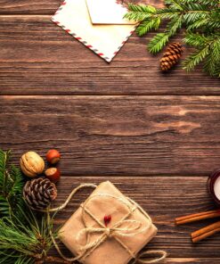 Denne kalender giver dig garn til 4 små projekter, med garn og opskrift til eks strikket pynt Pris:  450,- (værd 600) Denne kalender kan også sendes oms gave :) Praktisk information:  Du reserverer en adventskalender nu, men betaler først, når den afsendes. Pakkerne afsendes løbende fra oktober til november, så alle har deres pakker i god tid. Der vil være et begrænset antal kalendere og de sælges efter først til mølle. Du skal senest bestille kalenderen 20. oktober og du har 14 dages fortrydelsesret på kalenderen fra modtagelsen. Det er ikke muligt at bytte dele af kalenderen, da den sælges som et samlet produkt. Varerne skal være i ubrudt emballage. Ønsker du at bestille flere varer, skal du bestille dem separat, da de ellers først vil blive afsendt sammen med kalenderen. Kalenderne sendes fragtfrit. Bestiller du med afhentning i butikken, får du en SMS når pakken er klar.