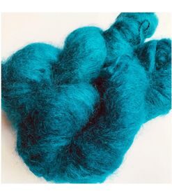 WestWooly Fat Mohair er et tykt mohairgarn i en dejlig tykkelse. Dette garn er enormt blødt med en god fylde og kan bruges i mange sammenhænge, som eks de lune sweatre på større pinde. Garnet kan bruges alene eller sammen med en tråd ufarvet merino, merino/Tencel, Merino/silke eller merino single. Jeg håndfarver alle fed i små partier, husk derfor at bestille fed nok til dit projekt Fiberindhold: 78% kid mohair, 13% merino, 9% nylon Anbefalet pind: 7-10 mm Løbelængde: 200 meter / 100 g i hvert fed Vaskeanvisning: håndvask 30 grader, gerne med uldsæbe, slynges vaskepose i maskine, tørres liggende Håndfarvet garn er et spændende og interessant materiale at arbejde med.  Alle fed er farvet i hånden og helt unikke.Derfor vil der opleves forskelle i de enkelte fed. Når du strikker med håndfarvet garn, kan du med fordel strikke med to forskellige nøgler på samme tid. Strik eks. 2-5 omgange med hvert nøgle, hvormed du  