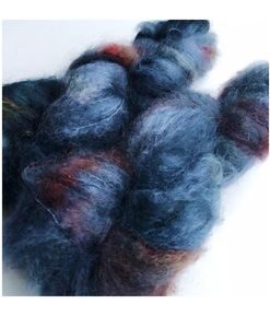 WestWooly Fat Mohair er et tykt mohairgarn i en dejlig tykkelse. Dette garn er enormt blødt med en god fylde og kan bruges i mange sammenhænge, som eks de lune sweatre på større pinde. Garnet kan bruges alene eller sammen med en tråd ufarvet merino, merino/Tencel, Merino/silke eller merino single. Jeg håndfarver alle fed i små partier, husk derfor at bestille fed nok til dit projekt Fiberindhold: 78% kid mohair, 13% merino, 9% nylon Anbefalet pind: 7-10 mm Løbelængde: 200 meter / 100 g i hvert fed Vaskeanvisning: håndvask 30 grader, gerne med uldsæbe, slynges vaskepose i maskine, tørres liggende Håndfarvet garn er et spændende og interessant materiale at arbejde med.  Alle fed er farvet i hånden og helt unikke.Derfor vil der opleves forskelle i de enkelte fed. Når du strikker med håndfarvet garn, kan du med fordel strikke med to forskellige nøgler på samme tid. Strik eks. 2-5 omgange med hvert nøgle, hvormed du  