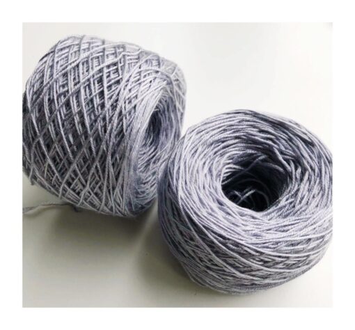 WestWooly Tencel er et nyt garn bestående af 100 % Tencel, der er dannet af træfibre Garnet er vegetabilsk, vegansk og temperatur regulerende med en glans som silke. Dette garn passer dertil  perfekt som alternativ til silkegarn typer. Materiale: 100 % Tencel Vejledende pinde: 3,5-4,5 mm Strikkefasthed: 26-32 masker / 10 cm Løbelængde: 250 meter / 100 g Vaskeanvisning: håndvask 30 grader/uldvask i maskine- tørres liggende Jeg håndfarver alle fed i små partier, husk derfor at bestille fed nok til dit projekt, så du får nøjagtigt samme udtryk i hele arbejdet. Vær opmærksom på, at farven på billedet kan afvige en smule fra virkeligheden, da det afhænger af skærmens farvekalibrering. Der kan således også være nuanceforskelle fra skærm til skærm. Håndfarvet garn er et spændende og interessant materiale at arbejde med.  Alle fed er farvet i hånden og helt unikke.Derfor vil der opleves forskelle i de enkelte fed.Når du strikker med håndfarvet garn, kan du med fordel strikke med to forskellige nøgler på samme tid. Strik eks. 2-5 omgange med hvert nøgle, hvormed du  