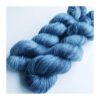 WestWooly Merino Tencel er et nyt garn bestående af 50 % Merino SW og 50 % Tencel, der er dannet af træfibre Garnet er temperatur regulerende med en smuk glans som silke. Dette garn passer dertil  perfekt som alternativ til silkegarn typer. Materiale: Merino SW 50 % 50 % Tencel Vejledende pinde: 3,5-4,5 mm Strikkefasthed: 20-26 masker / 10 cm Løbelængde: 330 meter / 100 g Vaskeanvisning: håndvask 30 grader/uldvask i maskine- tørres liggende Jeg håndfarver alle fed i små partier, husk derfor at bestille fed nok til dit projekt, så du får nøjagtigt samme udtryk i hele arbejdet. Vær opmærksom på, at farven på billedet kan afvige en smule fra virkeligheden, da det afhænger af skærmens farvekalibrering. Der kan således også være nuanceforskelle fra skærm til skærm. Håndfarvet garn er et spændende og interessant materiale at arbejde med.  Alle fed er farvet i hånden og helt unikke.Derfor vil der opleves forskelle i de enkelte fed.Når du strikker med håndfarvet garn, kan du med fordel strikke med to forskellige nøgler på samme tid. Strik eks. 2-5 omgange med hvert nøgle, hvormed du  