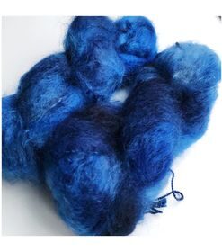WestWooly Fat Mohair er et tykt mohairgarn i en dejlig tykkelse. Dette garn er enormt blødt med en god fylde og kan bruges i mange sammenhænge, som eks de lune sweatre på større pinde. Garnet kan bruges alene eller sammen med en tråd ufarvet merino, merino/Tencel, Merino/silke eller merino single. Jeg håndfarver alle fed i små partier, husk derfor at bestille fed nok til dit projekt Fiberindhold: 78% kid mohair, 13% merino, 9% nylon Anbefalet pind: 7-10 mm Løbelængde: 200 meter / 100 g i hvert fed Vaskeanvisning: håndvask 30 grader, gerne med uldsæbe, slynges vaskepose i maskine, tørres liggende Håndfarvet garn er et spændende og interessant materiale at arbejde med.  Alle fed er farvet i hånden og helt unikke.Derfor vil der opleves forskelle i de enkelte fed. Når du strikker med håndfarvet garn, kan du med fordel strikke med to forskellige nøgler på samme tid. Strik eks. 2-5 omgange med hvert nøgle, hvormed du  
