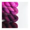 Strikkekit med 4 fed Merino 100g/400 m Non SW  Materiale: Merino 100 % Vejledende pinde: 3,5-4,5 mm Vejledende strikkefasthed: 22-30 masker pr 10 cm Løbelængde: 400 m pr fed a' 100 g Vaskeanvisning: håndvask, gerne i i uldsæbe, centrifugeres i maskine, tørres liggende Jeg håndfarver alle fed i små partier, husk derfor at bestille fed nok til dit projekt Håndfarvet garn er et spændende og interessant materiale at arbejde med.  Alle fed er farvet i hånden og helt unikke.Derfor vil der opleves forskelle i de enkelte fed. Når du strikker med håndfarvet garn, kan du med fordel strikke med to forskellige nøgler på samme tid. Strik eks. 2-5 omgange med hvert nøgle, hvormed du  