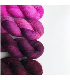 Strikkekit med 4 fed Merino 100g/400 m Non SW  Materiale: Merino 100 % Vejledende pinde: 3,5-4,5 mm Vejledende strikkefasthed: 22-30 masker pr 10 cm Løbelængde: 400 m pr fed a' 100 g Vaskeanvisning: håndvask, gerne i i uldsæbe, centrifugeres i maskine, tørres liggende Jeg håndfarver alle fed i små partier, husk derfor at bestille fed nok til dit projekt Håndfarvet garn er et spændende og interessant materiale at arbejde med.  Alle fed er farvet i hånden og helt unikke.Derfor vil der opleves forskelle i de enkelte fed. Når du strikker med håndfarvet garn, kan du med fordel strikke med to forskellige nøgler på samme tid. Strik eks. 2-5 omgange med hvert nøgle, hvormed du  
