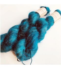 WestWooly Silke Mohair er blødt, lækkert og fyldigt garn, og det kan bruges til utallige formål som sweatre, sjaler og ikke mindst strik du ønsker at tilføre ekstra glans og kærlighed. Silke mohair er velegnet som følgetråd men kan også strikkes alene med 1 eller 2 tråde. Materiale: 75 % Superkidmohair, 25 % Morbærsilke Vejledende pinde: 3-4 mm Vejledende strikkefasthed: 32-40 masker pr 10 cm Løbelængde: 420 m pr fed a' 50 g Vaskeanvisning: håndvask, gerne i uldsæbe, kan centrifugeres i maskine – tørres liggende Jeg håndfarver alle fed i små partier, husk derfor at bestille fed nok til dit projekt Vær opmærksom på, at farven på billedet kan afvige en smule fra virkeligheden, da det afhænger af skærmens farvekalibrering. Der kan således  være nuanceforskelle fra skærm til skærm. 