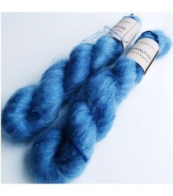 WestWooly Silke Mohair er blødt, lækkert og fyldigt garn, og det kan bruges til utallige formål som sweatre, sjaler og ikke mindst strik du ønsker at tilføre ekstra glans og kærlighed. Silke mohair er velegnet som følgetråd men kan også strikkes alene med 1 eller 2 tråde. Materiale: 75 % Superkidmohair, 25 % Morbærsilke Vejledende pinde: 3-4 mm Vejledende strikkefasthed: 32-40 masker pr 10 cm Løbelængde: 420 m pr fed a' 50 g Vaskeanvisning: håndvask, gerne i uldsæbe, kan centrifugeres i maskine – tørres liggende Jeg håndfarver alle fed i små partier, husk derfor at bestille fed nok til dit projekt Vær opmærksom på, at farven på billedet kan afvige en smule fra virkeligheden, da det afhænger af skærmens farvekalibrering. Der kan således  være nuanceforskelle fra skærm til skærm. 
