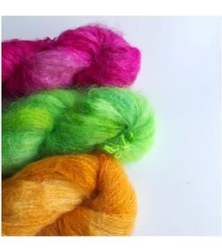 Strikkekit med 3 fed Fat Mohair WestWooly Fat Mohair er et tykt mohairgarn i en dejlig tykkelse. Dette garn er enormt blødt med en god fylde og kan bruges i mange sammenhænge, som eks de lune sweatre på større pinde. Garnet kan bruges alene eller sammen med en tråd ufarvet merino, merino/Tencel, Merino/silke eller merino single. Jeg håndfarver alle fed i små partier, husk derfor at bestille fed nok til dit projekt Fiberindhold: 78% kid mohair, 13% merino, 9% nylon Anbefalet pind: 7-10 mm Løbelængde: 200 meter / 100 g i hvert fed Vaskeanvisning: håndvask 30 grader, gerne med uldsæbe, slynges vaskepose i maskine, tørres liggende Håndfarvet garn er et spændende og interessant materiale at arbejde med.  Alle fed er farvet i hånden og helt unikke.Derfor vil der opleves forskelle i de enkelte fed. Når du strikker med håndfarvet garn, kan du med fordel strikke med to forskellige nøgler på samme tid. Strik eks. 2-5 omgange med hvert nøgle, hvormed du  