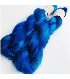 WestWooly Silke Mohair er blødt, lækkert og fyldigt garn, og det kan bruges til utallige formål som sweatre, sjaler og ikke mindst strik du ønsker at tilføre ekstra glans og kærlighed. Silke mohair er velegnet som følgetråd men kan også strikkes alene med 1 eller 2 tråde. Materiale: 75 % Superkidmohair, 25 % Morbærsilke Vejledende pinde: 3-4 mm Vejledende strikkefasthed: 32-40 masker pr 10 cm Løbelængde: 420 m pr fed a' 50 g Vaskeanvisning: håndvask, gerne i uldsæbe, kan centrifugeres i maskine – tørres liggende Jeg håndfarver alle fed i små partier, husk derfor at bestille fed nok til dit projekt Vær opmærksom på, at farven på billedet kan afvige en smule fra virkeligheden, da det afhænger af skærmens farvekalibrering. Der kan således  være nuanceforskelle fra skærm til skærm. 